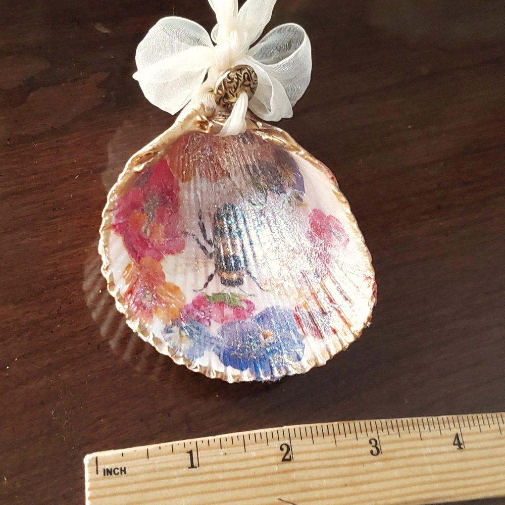 Natural Clam Shell Ornament of  Bee Floral Design 💜🐝
